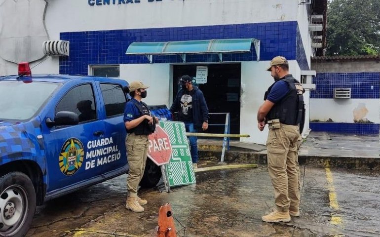 Guarda Municipal prende jovem após furto de placas de trânsito