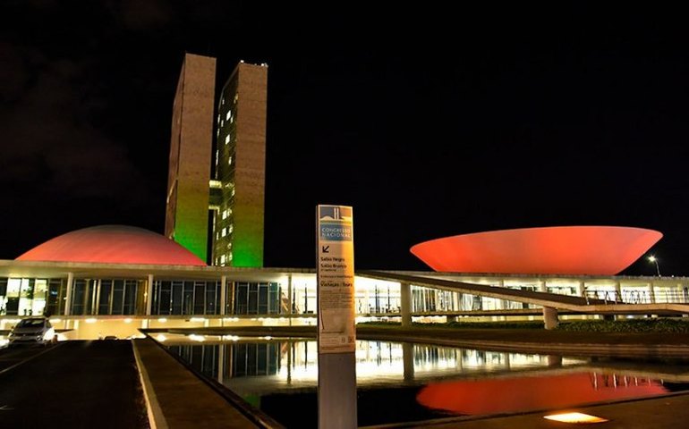 Congresso recebe iluminação verde e vermelha pelo mês de conscientização sobre saúde bucal