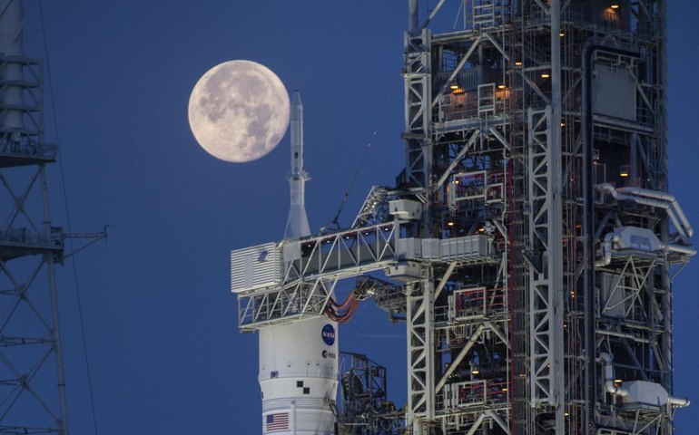Artemis II: foguete da NASA é levado à plataforma para missão que sobrevoará a Lua