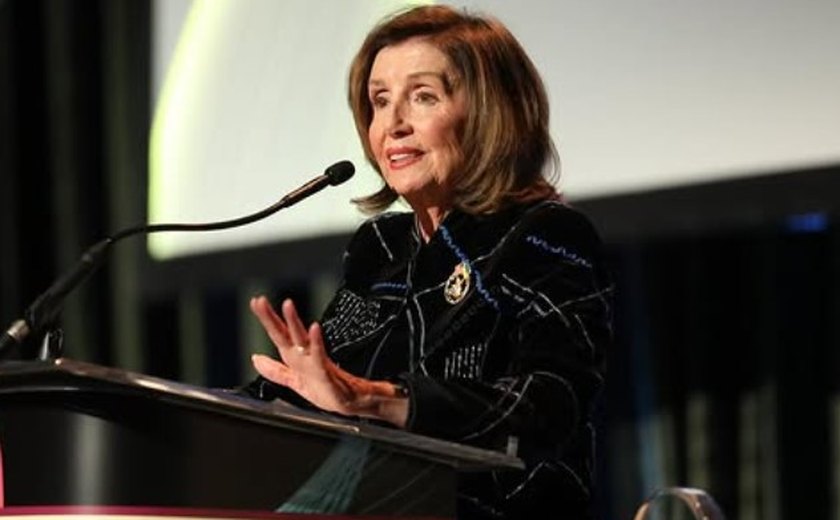 Nancy Pelosi passa por cirurgia no quadril após queda