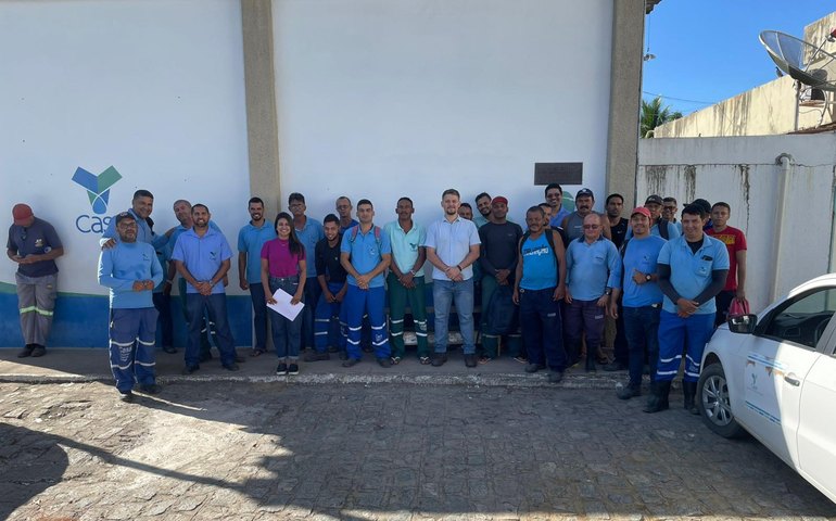 Casal realiza mutirão para retirada de vazamentos de água em Arapiraca