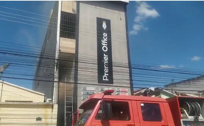 Incêndio atinge prédio comercial em Palmeira dos Índios