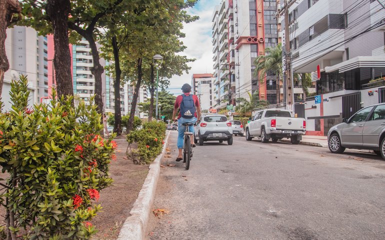 Ponta Verde: Rua Sandoval Arroxelas vai ganhar ciclofaixa