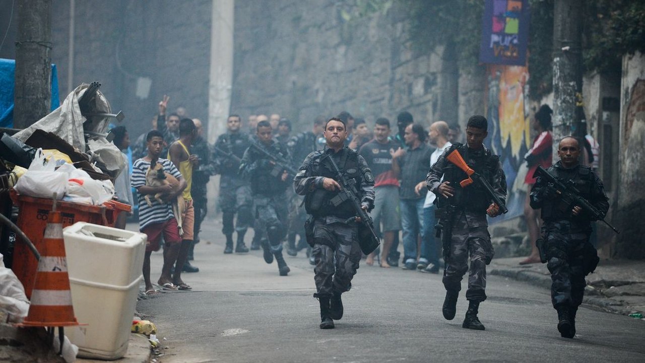 Moradores levam dezenas de corpos para praça na Penha após operação mais letal da história do Rio