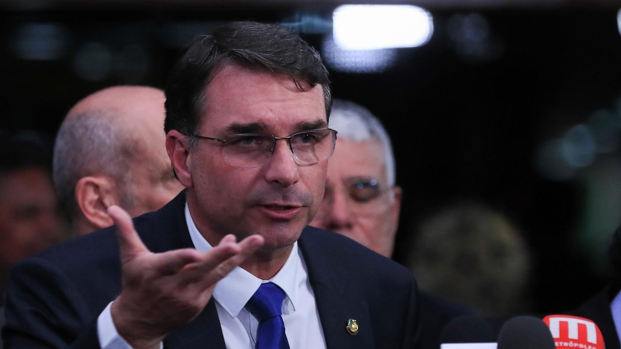 Apreensão de passaporte e fuga: como a família Bolsonaro reagiu a momentos semelhantes no passado?