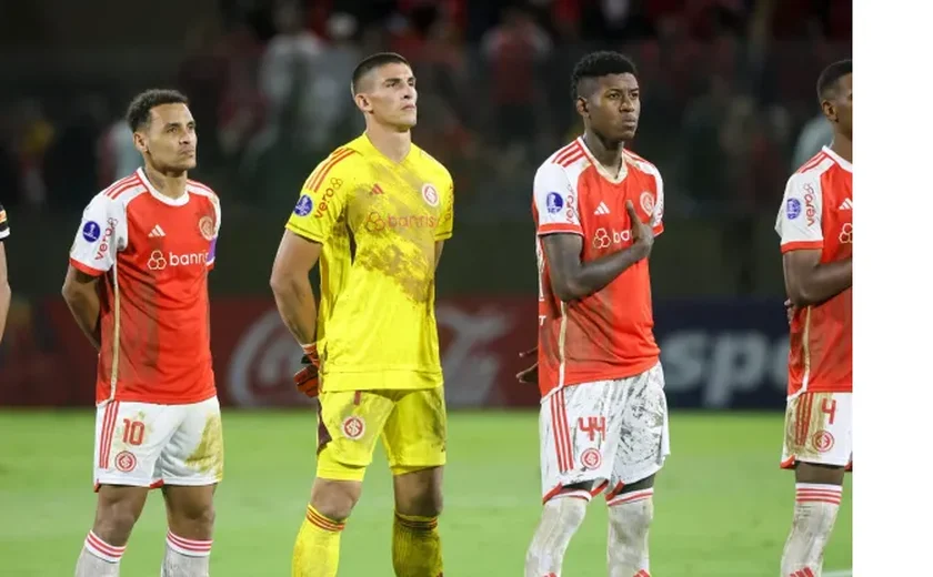Com uniforme 'sujo de lama', Internacional volta a jogar mas perde partida pela Sul-Americana