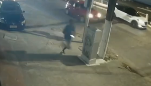 Homem fica na mira de assaltante armado e desvia de tiro em Aracaju