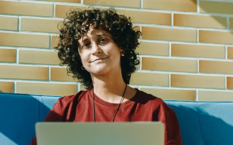 Romance lésbico, mistério e nostalgia millennial marcam estreia de Rai Gradowski