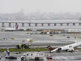 Dois pilotos morreram na colisão de um jato com um caminhão de bombeiros no Aeroporto LaGuardia, em Nova York