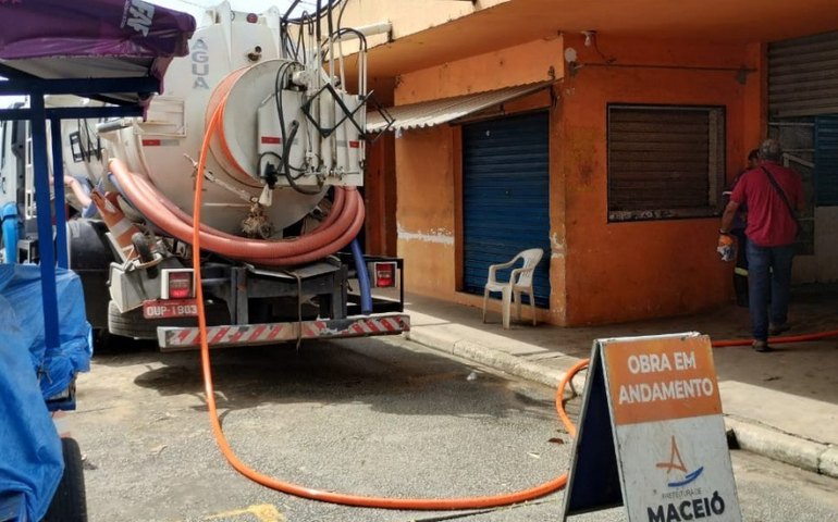 Mutirão de Limpeza reforça higienização no Mercado do Benedito Bentes