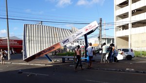 Caminhão derruba abrigo de táxi após colisão em Aracaju / Foto: Foto: SMTT/Aracaju