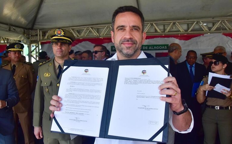 No aniversário da Polícia Militar de Alagoas, Paulo Dantas assina decreto que autoriza PMs a lavrar TCO