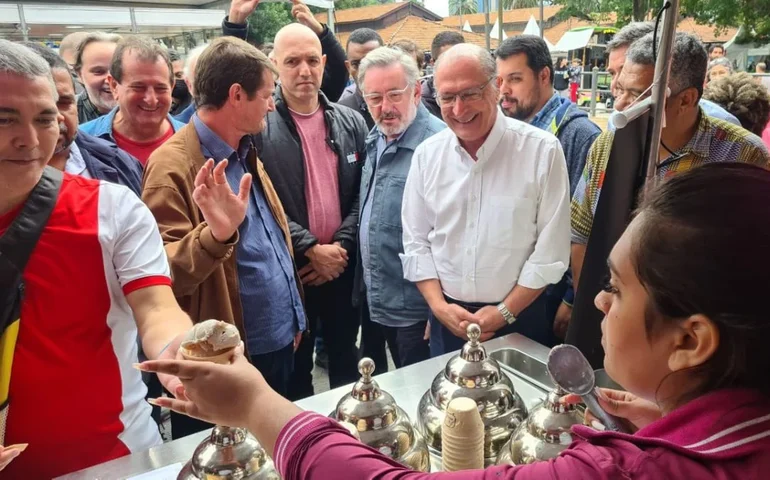 Em feira do MST, ministros de Lula defendem parceria entre governo e movimentos sociais