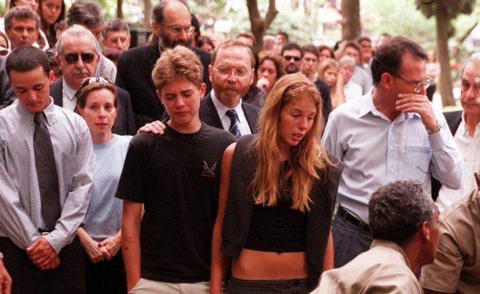 Os irmãos Andreas e Suzane von Richthofen no enterro dos pais em 2002 - Flavio Grieger