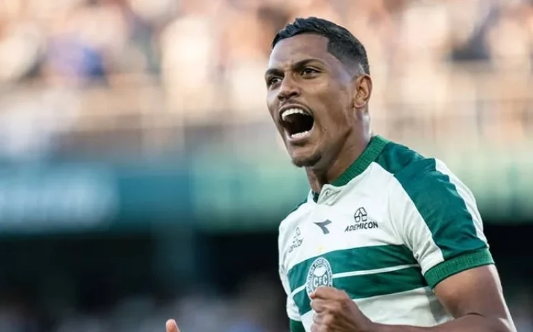 Coritiba faz 2 a 0 no Atlético-MG pelo Brasileirão com direito a falha bizarra