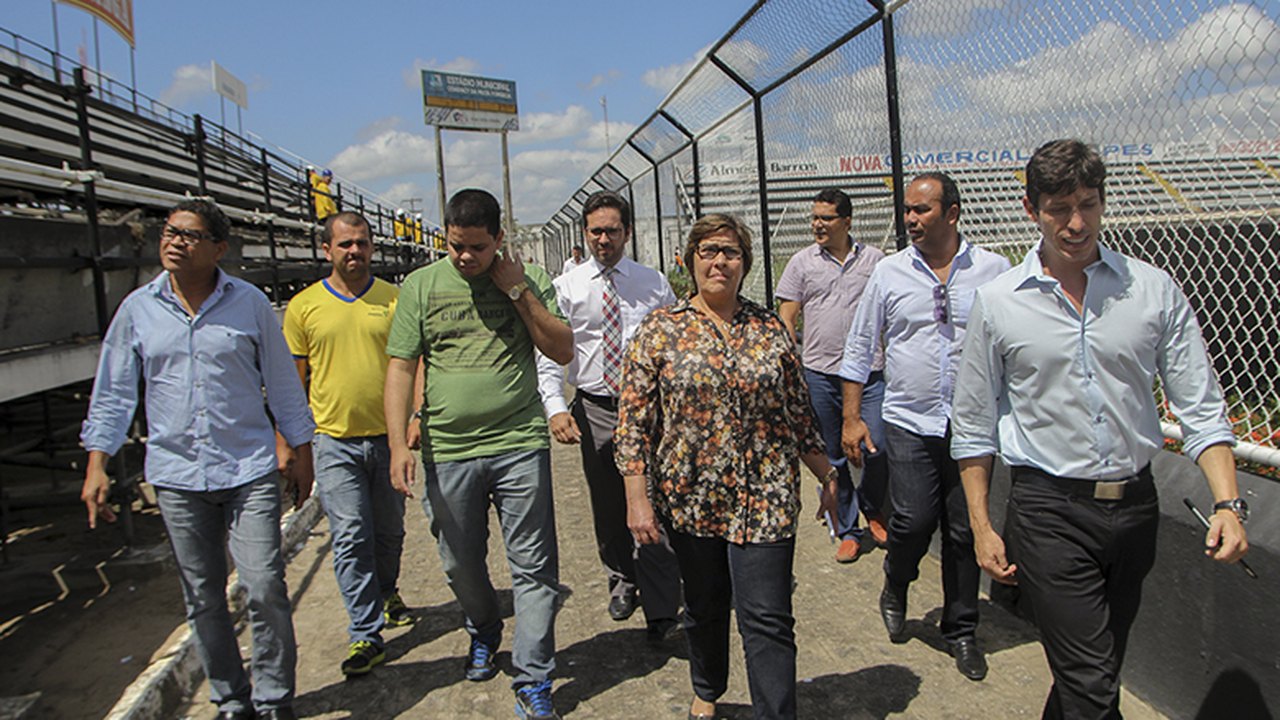 Célia visita obras no estádio e garante metálicas para domingo