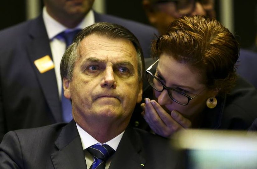 Descontrolado e gritando palavrão, Bolsonaro impede deputada de se aproximar dele na reunião do PL