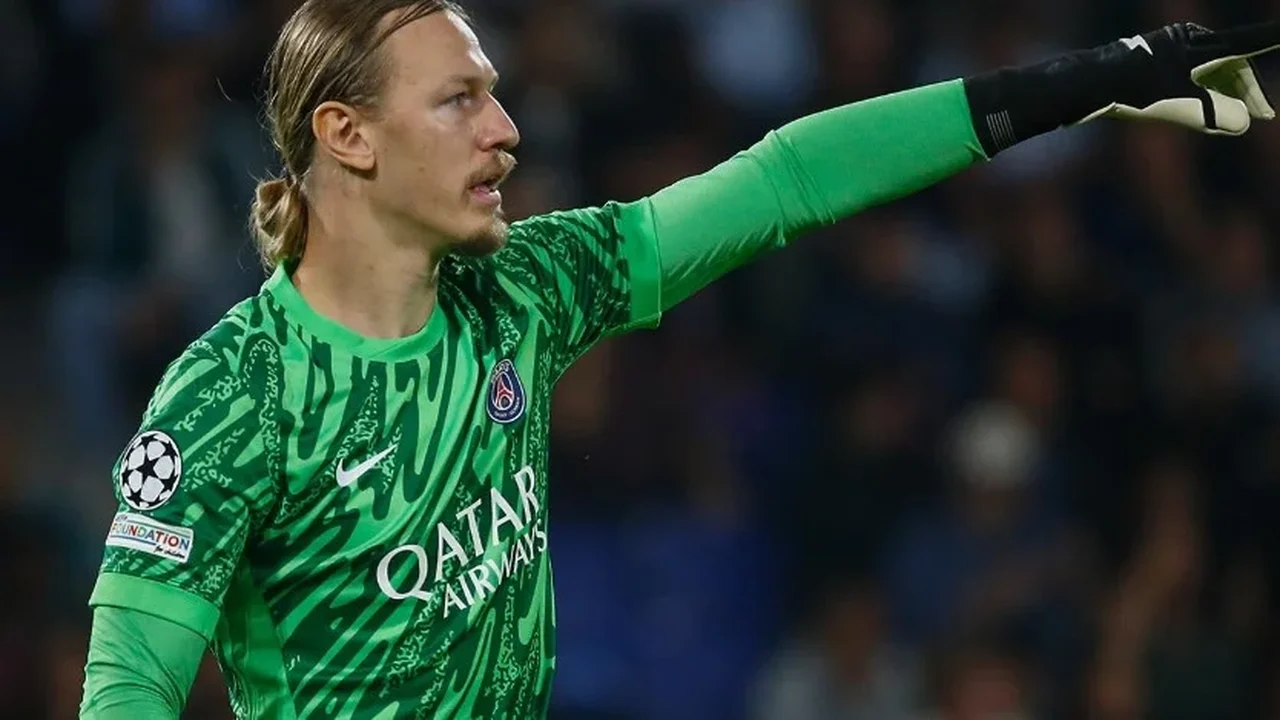 Safonov, goleiro do PSG, repete estratégia da 'toalha mágica' na final contra o Arsenal