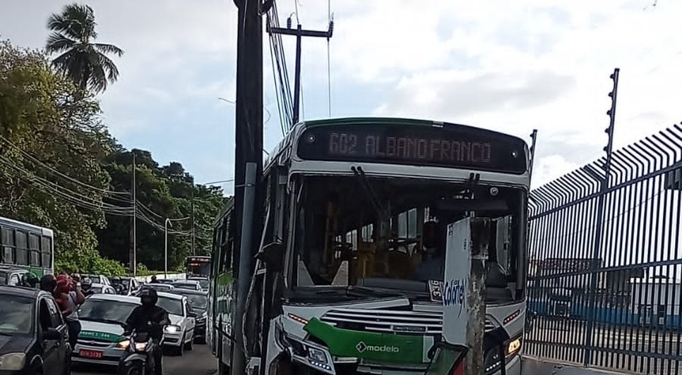Ônibus perde controle e bate contra poste na Zona Norte de Aracaju