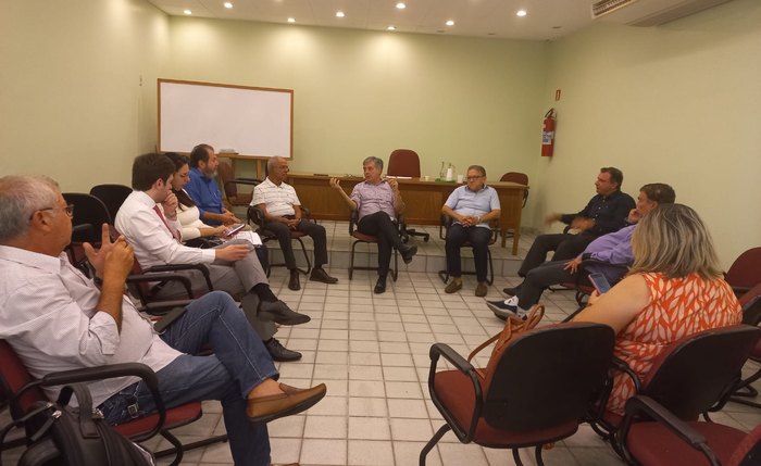 Representantes dos hospitais em reunião sobre o atraso no recebimento de recursos pelo governo