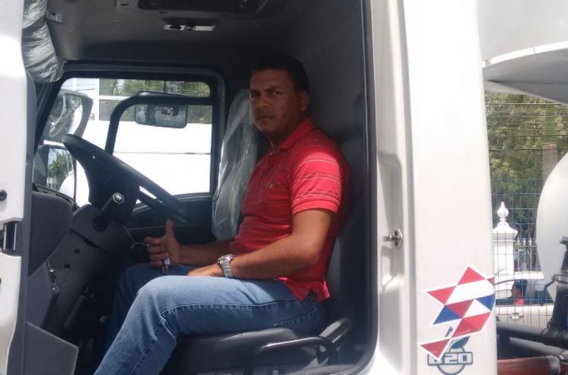 Dantas recebe carro pipa 0 km para ajudar no combate à seca em Pão de Açúcar