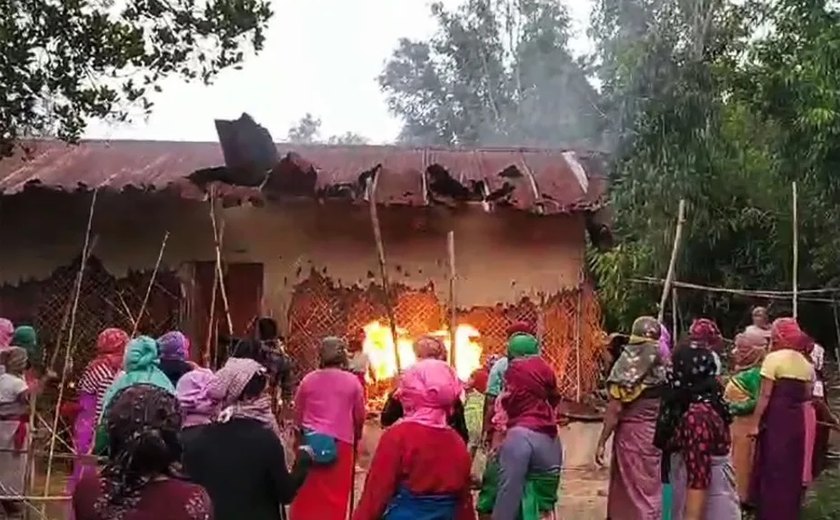 Grupo incendeia casas de suspeitos de obrigar mulheres a desfilarem nuas na Índia