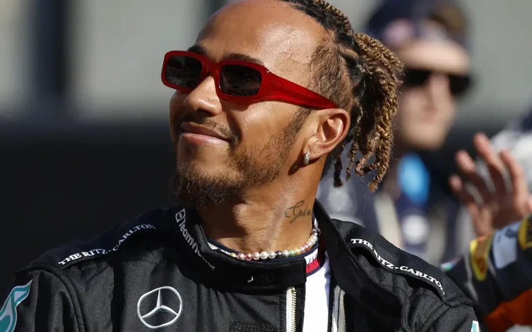 Hamilton inicia oficialmente trabalhos na Ferrari para 2025: 'Uma nova era'