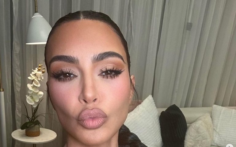 Kim Kardashian diz que já 'chorou até dormir' por desafios da maternidade solo
