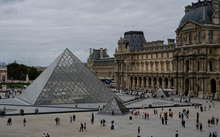 Roubo no Louvre: dois homens são presos por envolvimento no crime, dizem fontes próximas à investigação