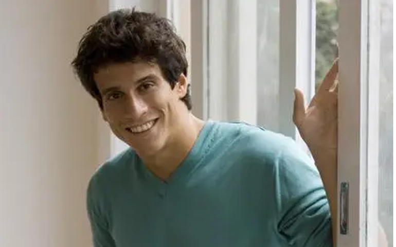 Ator de 'O dono do mundo' que havia desistido da atuação quer retomar carreira após 15 anos como vendedor: 'Tô focado', diz Jonathan Nogueira