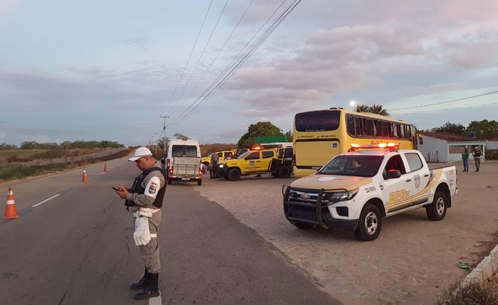 Forças de segurança realizaram varreduras internas e abordagens no entorno do presídio