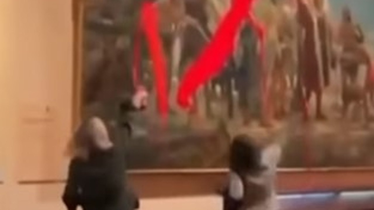 Ativistas são presas após atirarem tinta vermelha em quadro de Cristóvão Colombo em Madri; vídeo