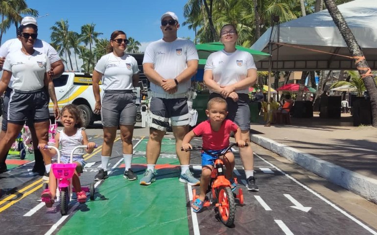 Batalhão de Trânsito promove atividades de conscientização na orla de Maceió