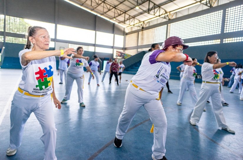 Pessoas idosas do Serviço de Convivência participam de aulão de capoeira