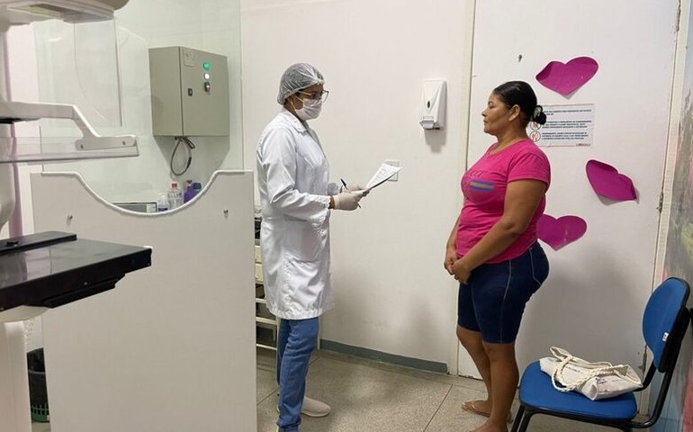 Prefeitura de Penedo promove exames de mamografia para alunas da EJA