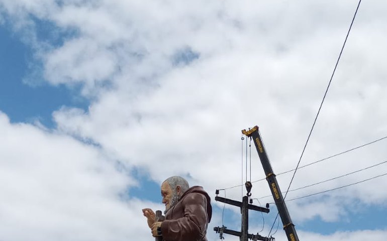 Restauração de estátua de Frei Damião em Canafistula é iniciada após denúncia de desbotamento