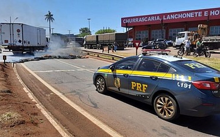 Manifestantes bolsonaristas incendeiam carro ao parar rodovia em MS