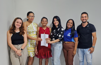 Programa Minha Casa Legal realiza mais uma entrega gratuita de documentação para beneficiária