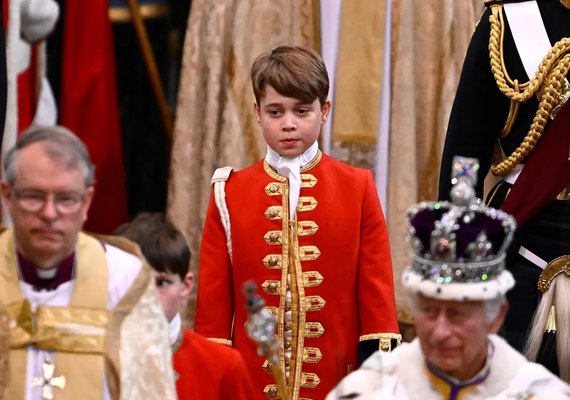 Príncipe George convenceu o avô, rei Charles III, a mudar regra da coroação por temer bullying