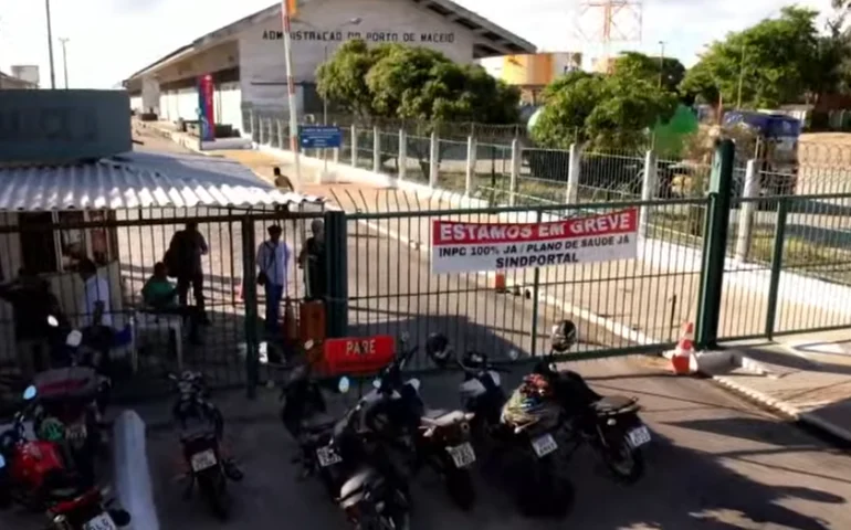 Trabalhadores bloqueiam Porto de Maceió e travam trânsito no Jaraguá