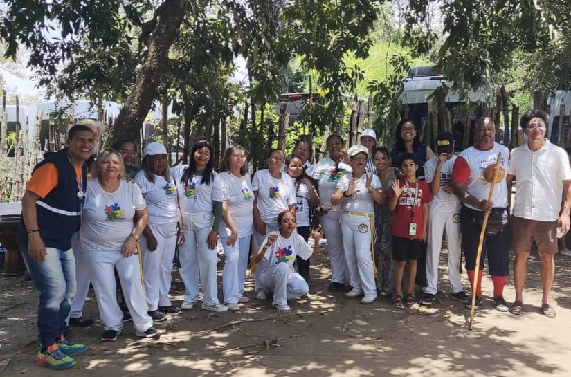 Grupo de capoeristas do Serviço de Convivência visita Serra da Barriga