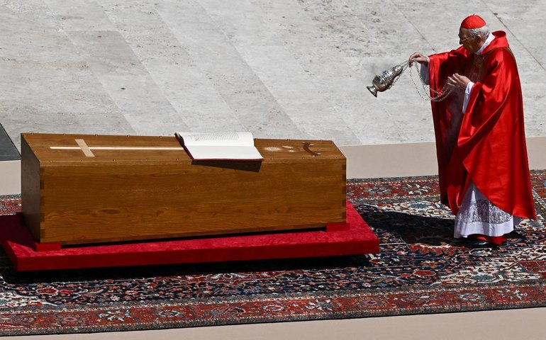 Corpo de papa Francisco é sepultado na Basílica de Santa Maria Maior