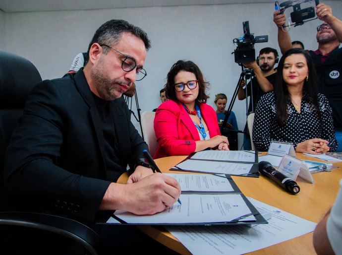 Paulo Dantas assina normas para fortalecimento da cadeia do leite