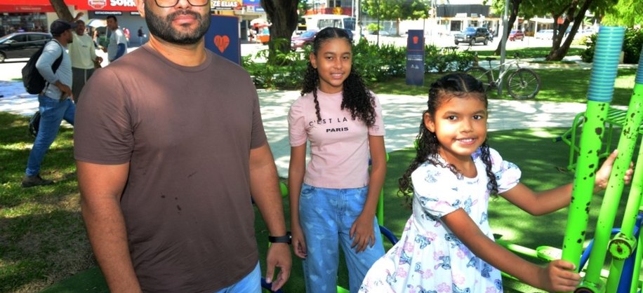 Alexson Douglas diz que experiências no trabalho reforçam valores que passa para as filhas Alexa e Alicia. Foto: Secom Maceió