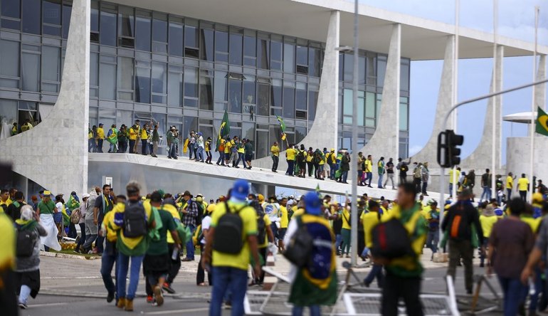 Atos antidemocráticos: Moraes vota por tornar réus mais de 250