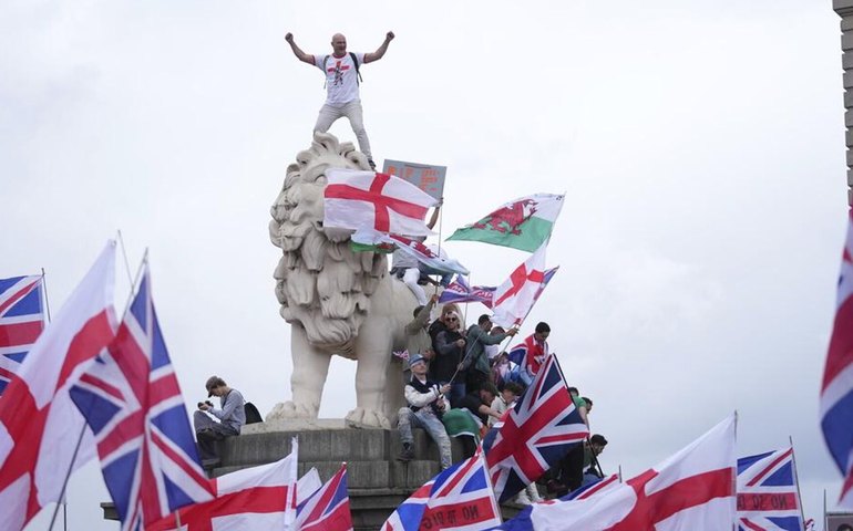Mais de 110 mil pessoas participam da ação 'Unir o Reino' e se dirigem a prédios governamentais em Londres