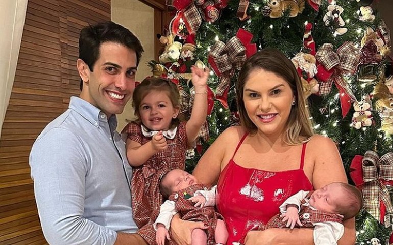 Bárbara Evans mostra o corpo um mês após dar à luz gêmeos