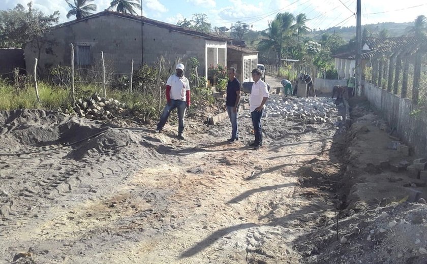 Prefeito e vice-prefeito verificam andamento de obras no Povoado Tapera em Anadia