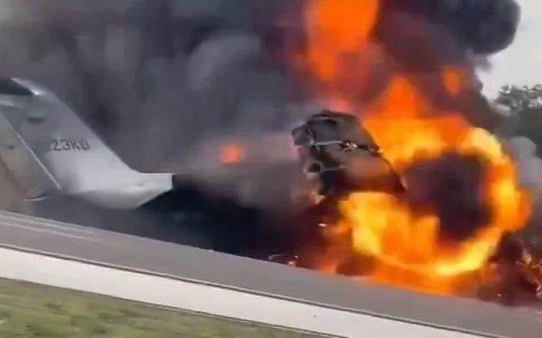 Nos EUA, avião perde motor, cai em rodovia da Flórida e mata 2 pessoas