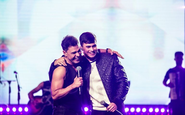 Hugo Alvarez canta com Zezé di Camargo no Vibra São Paulo